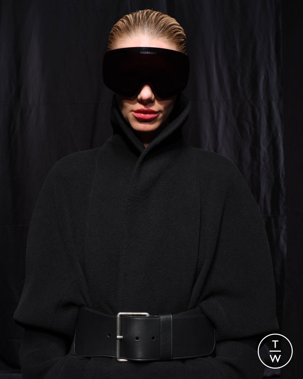 Fashion Week Paris Fall/Winter 2025 look 89 from the Balenciaga collection womenswear accessories