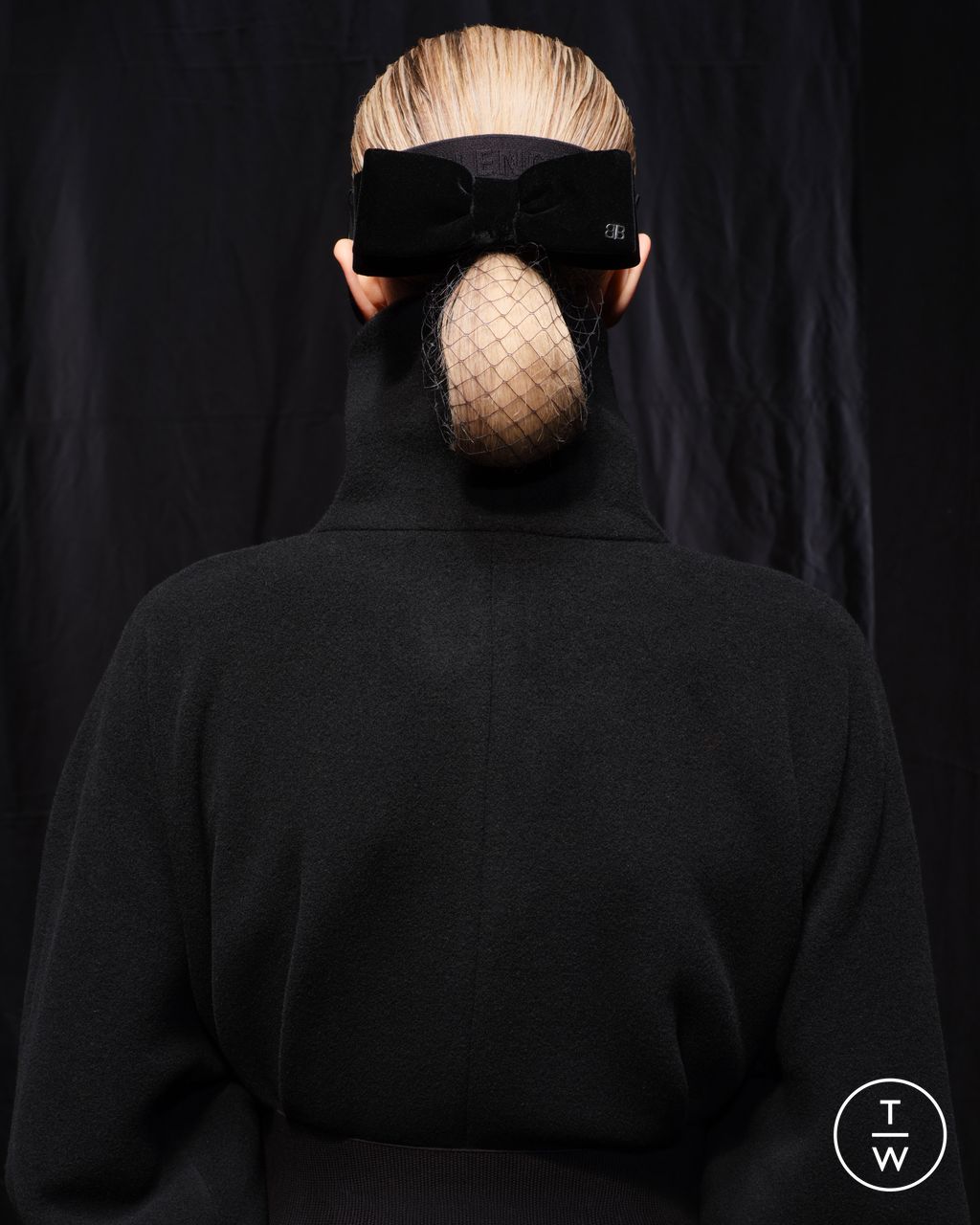 Fashion Week Paris Fall/Winter 2025 look 90 from the Balenciaga collection womenswear accessories