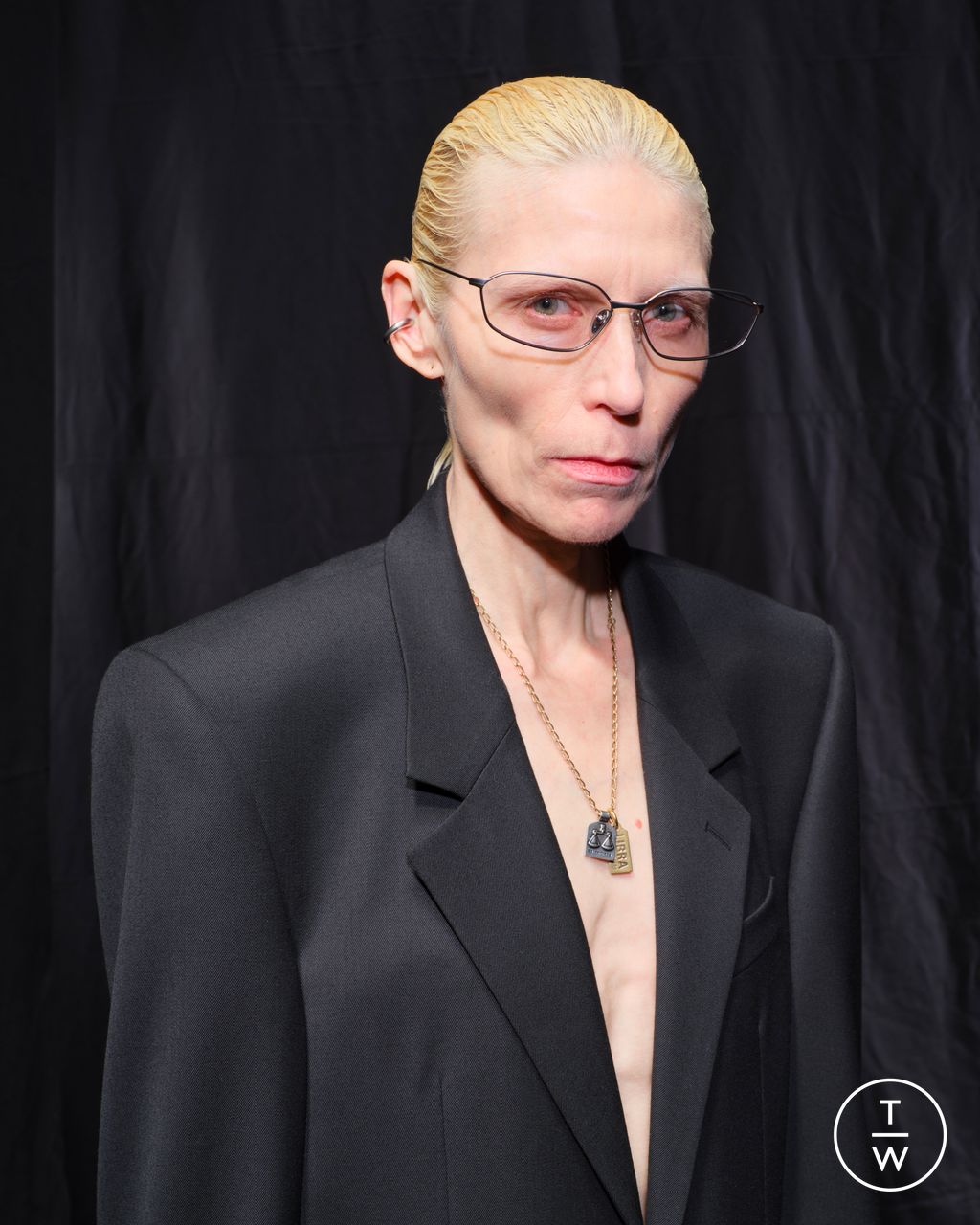 Fashion Week Paris Fall/Winter 2025 look 11 from the Balenciaga collection 女装配饰