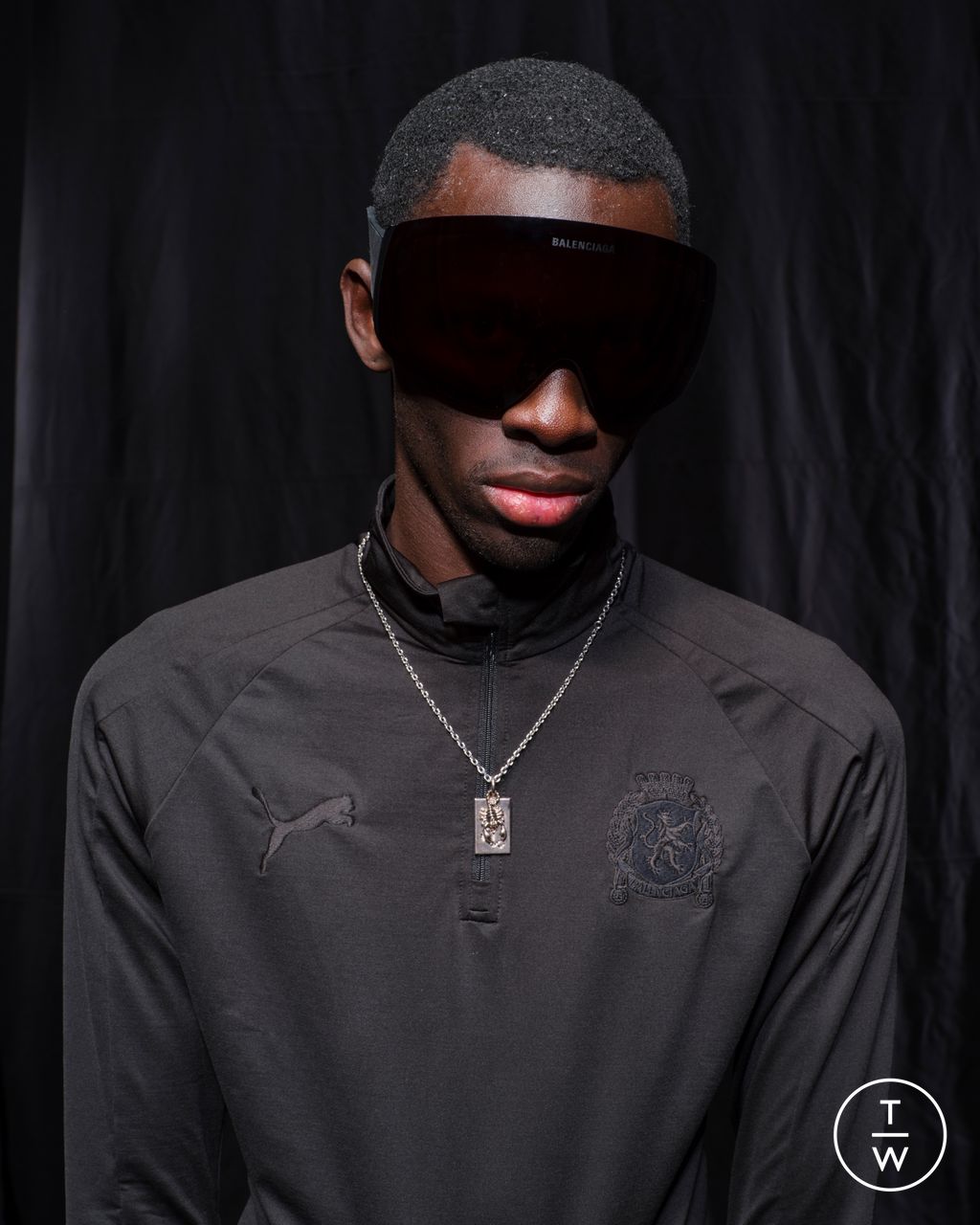 Fashion Week Paris Fall/Winter 2025 look 97 de la collection Balenciaga womenswear accessories