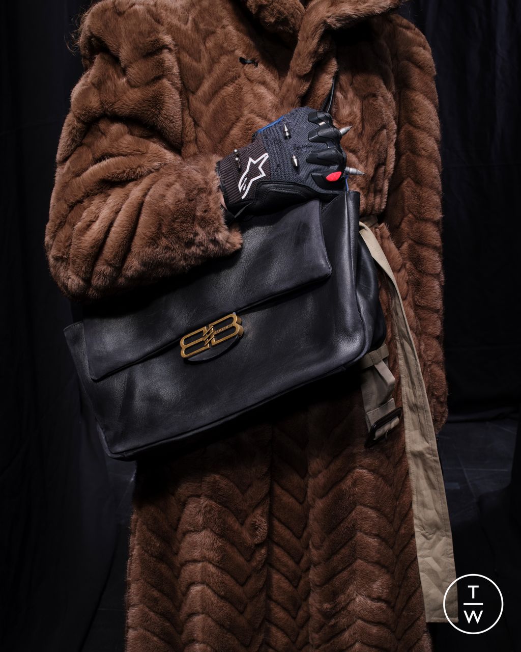 Fashion Week Paris Fall/Winter 2025 look 102 from the Balenciaga collection womenswear accessories