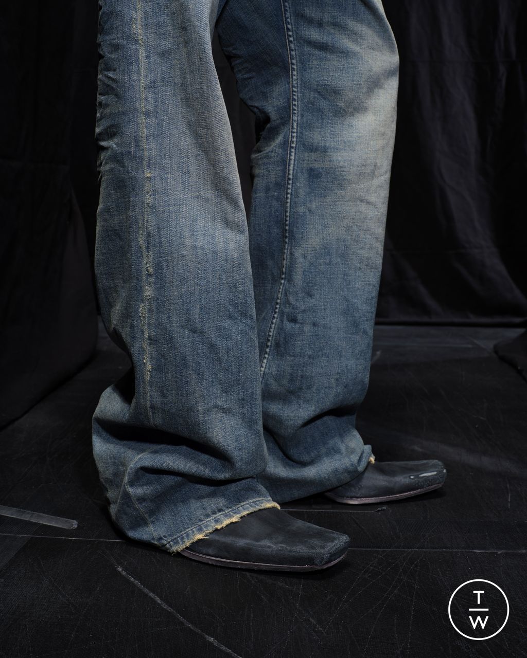 Fashion Week Paris Fall/Winter 2025 look 105 from the Balenciaga collection womenswear accessories