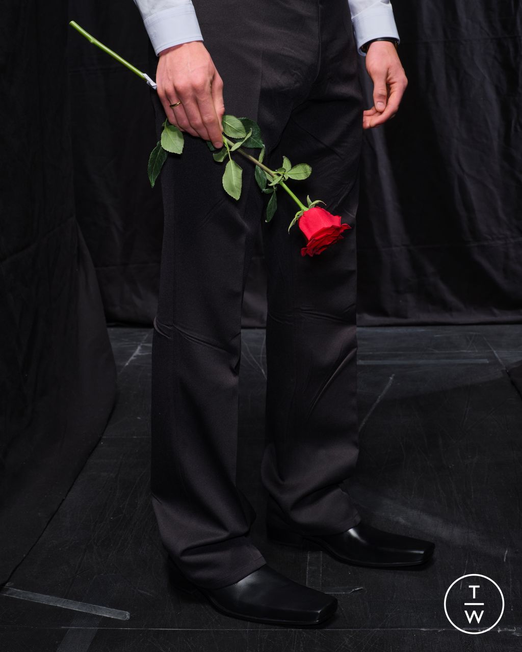 Fashion Week Paris Fall/Winter 2025 look 15 from the Balenciaga collection 女装配饰