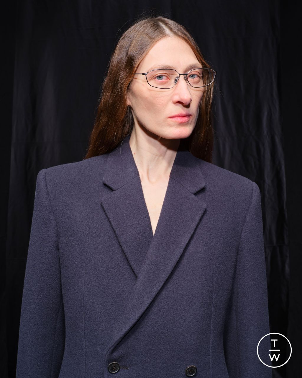 Fashion Week Paris Fall/Winter 2025 look 16 from the Balenciaga collection womenswear accessories
