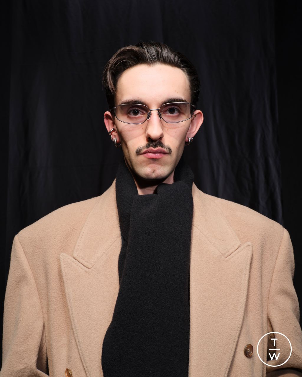 Fashion Week Paris Fall/Winter 2025 look 26 from the Balenciaga collection womenswear accessories