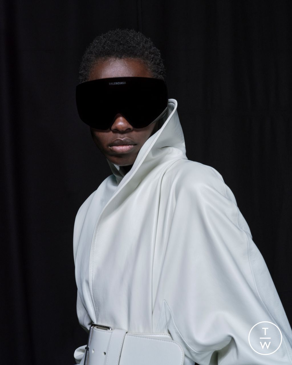 Fashion Week Paris Fall/Winter 2025 look 3 de la collection Balenciaga womenswear accessories