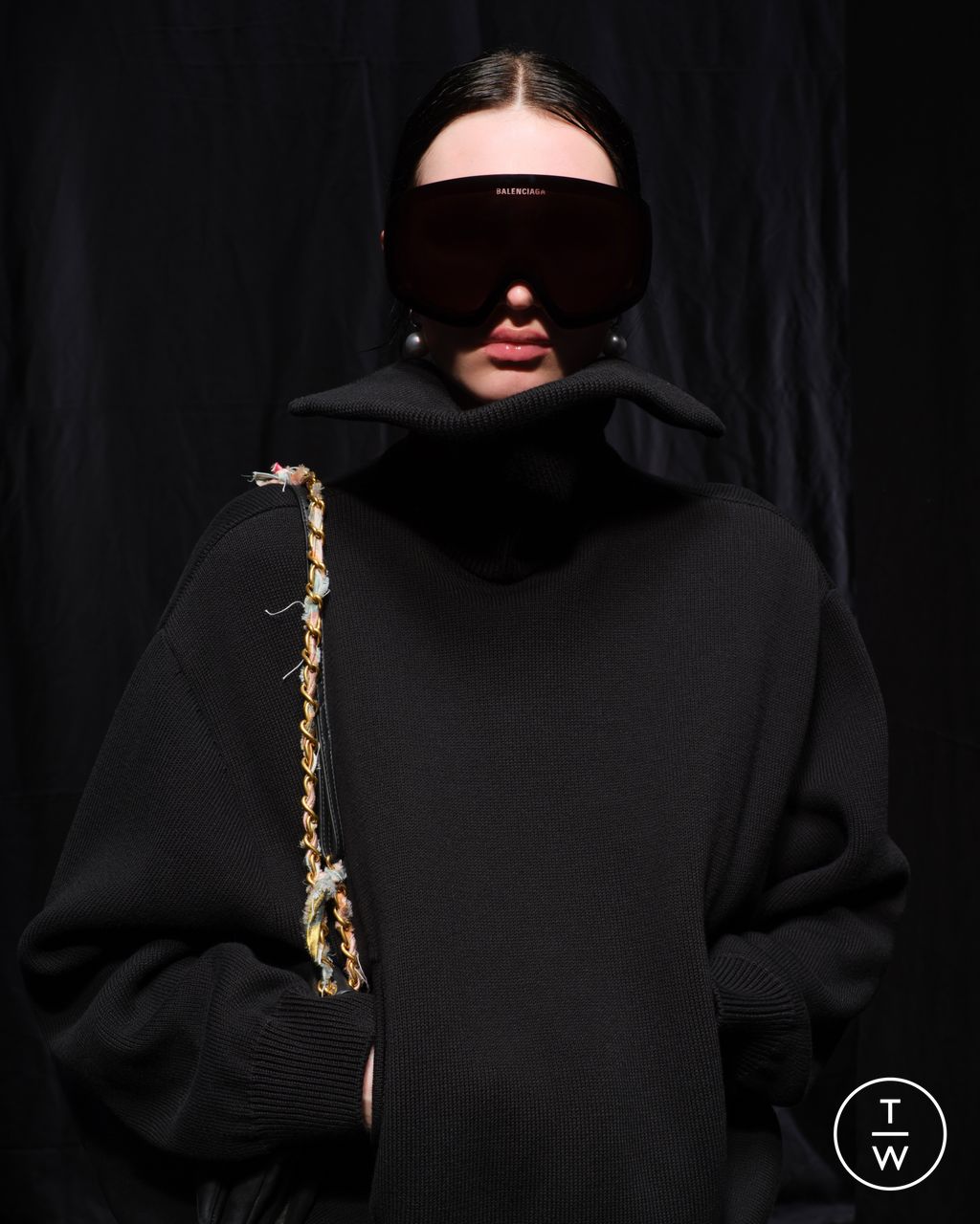 Fashion Week Paris Fall/Winter 2025 look 27 from the Balenciaga collection 女装配饰