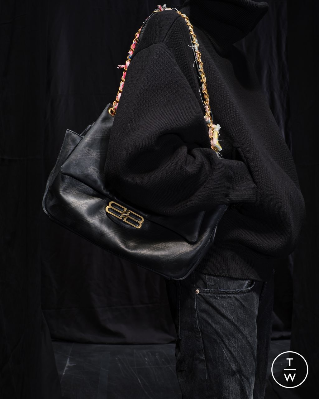 Fashion Week Paris Fall/Winter 2025 look 28 from the Balenciaga collection womenswear accessories