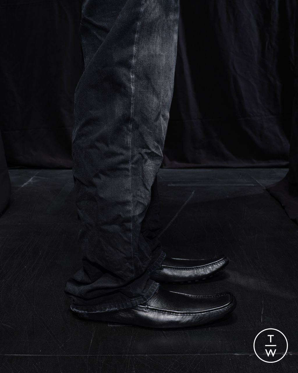 Fashion Week Paris Fall/Winter 2025 look 29 from the Balenciaga collection womenswear accessories