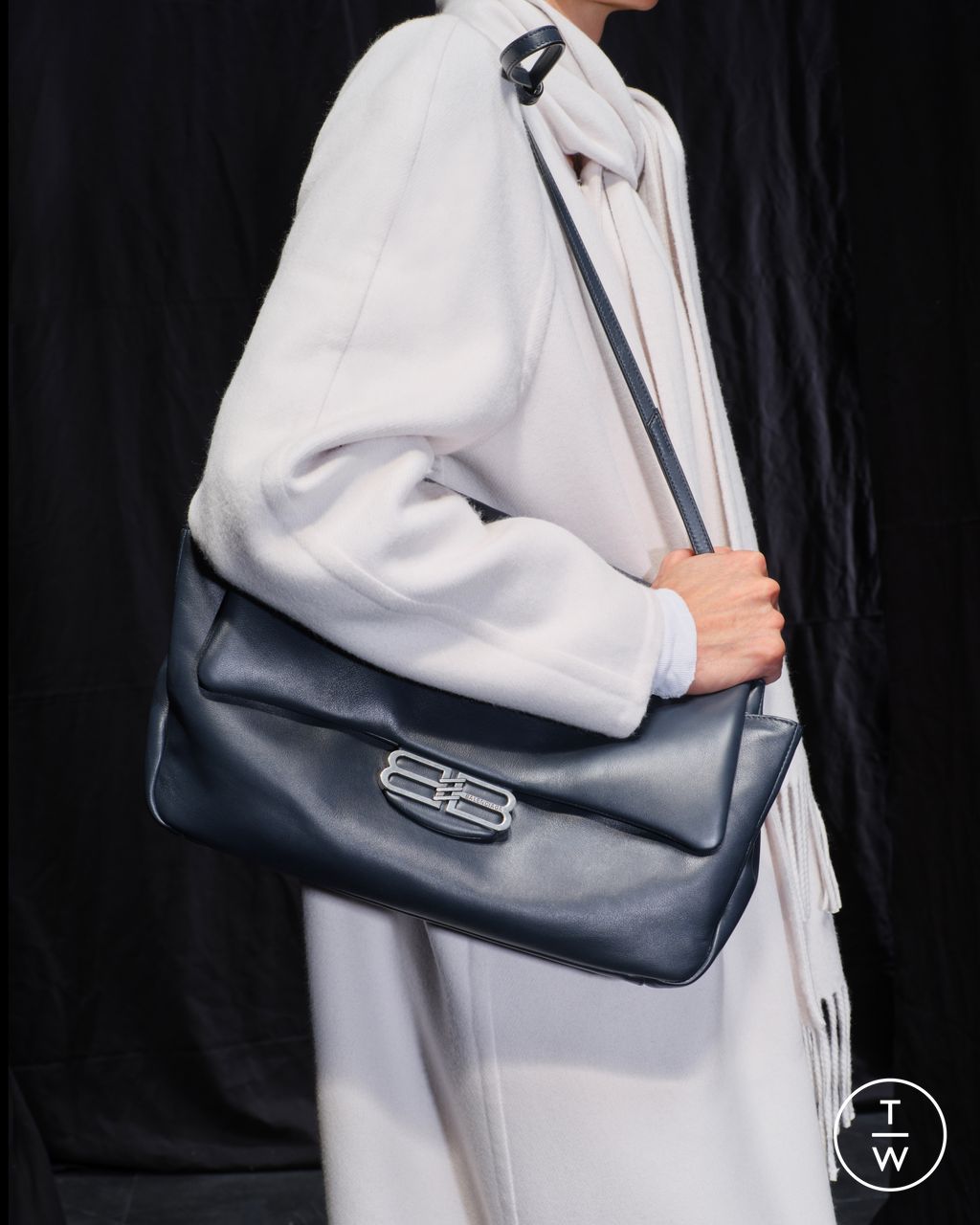 Fashion Week Paris Fall/Winter 2025 look 30 from the Balenciaga collection womenswear accessories