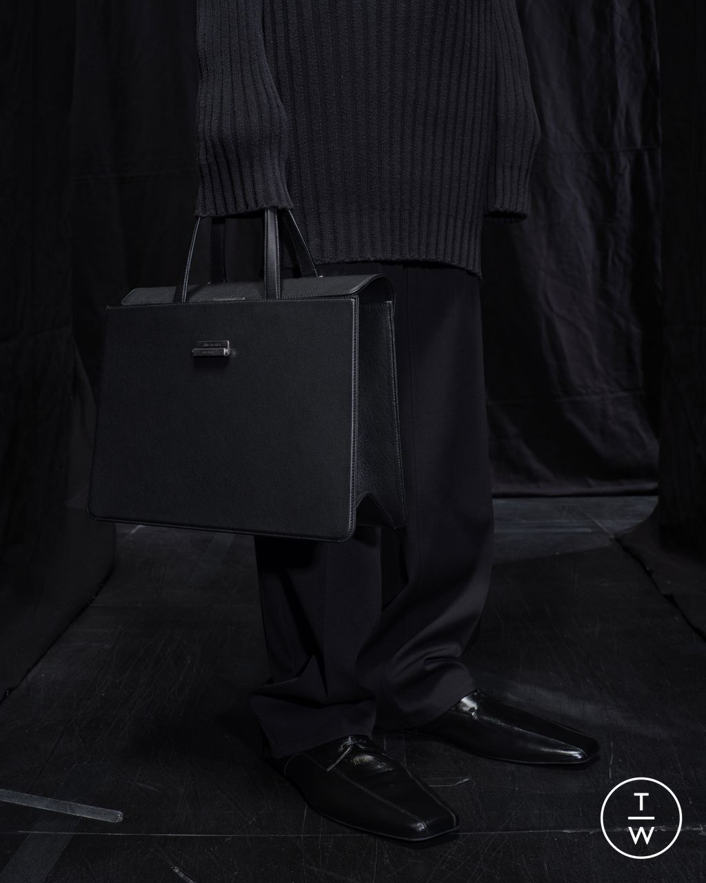 Fashion Week Paris Fall/Winter 2025 look 32 from the Balenciaga collection womenswear accessories