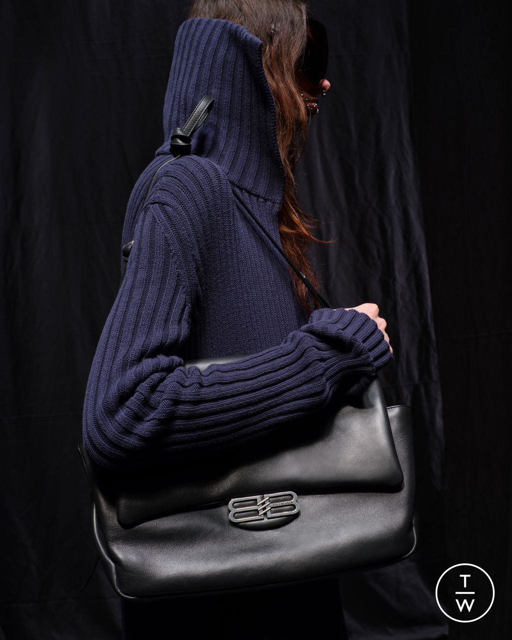 Fashion Week Paris Fall/Winter 2025 look 33 de la collection Balenciaga womenswear accessories