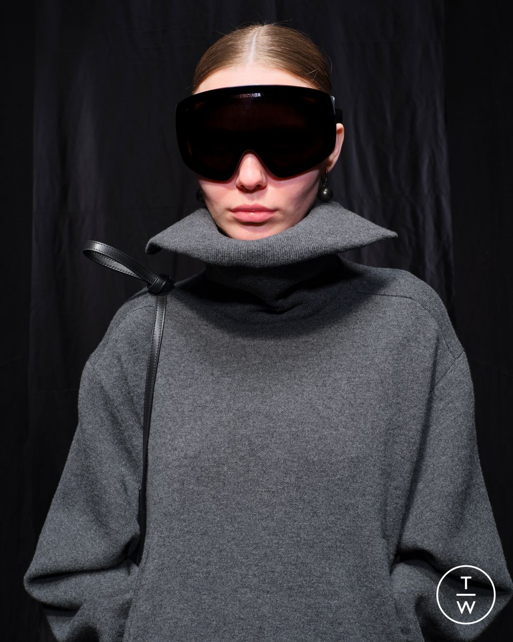 Fashion Week Paris Fall/Winter 2025 look 35 de la collection Balenciaga womenswear accessories