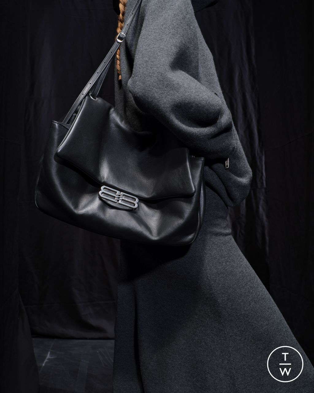 Fashion Week Paris Fall/Winter 2025 look 36 from the Balenciaga collection womenswear accessories