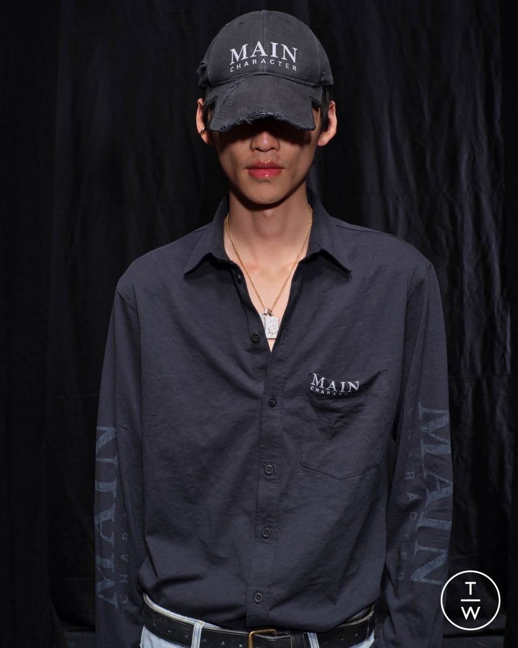 Fashion Week Paris Fall/Winter 2025 look 37 from the Balenciaga collection womenswear accessories