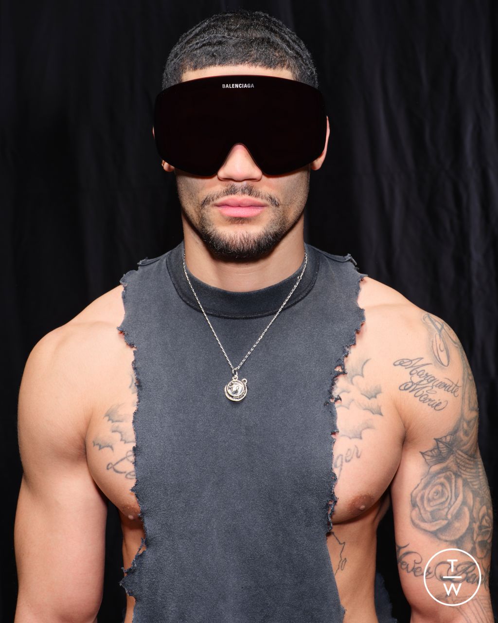 Fashion Week Paris Fall/Winter 2025 look 5 from the Balenciaga collection womenswear accessories