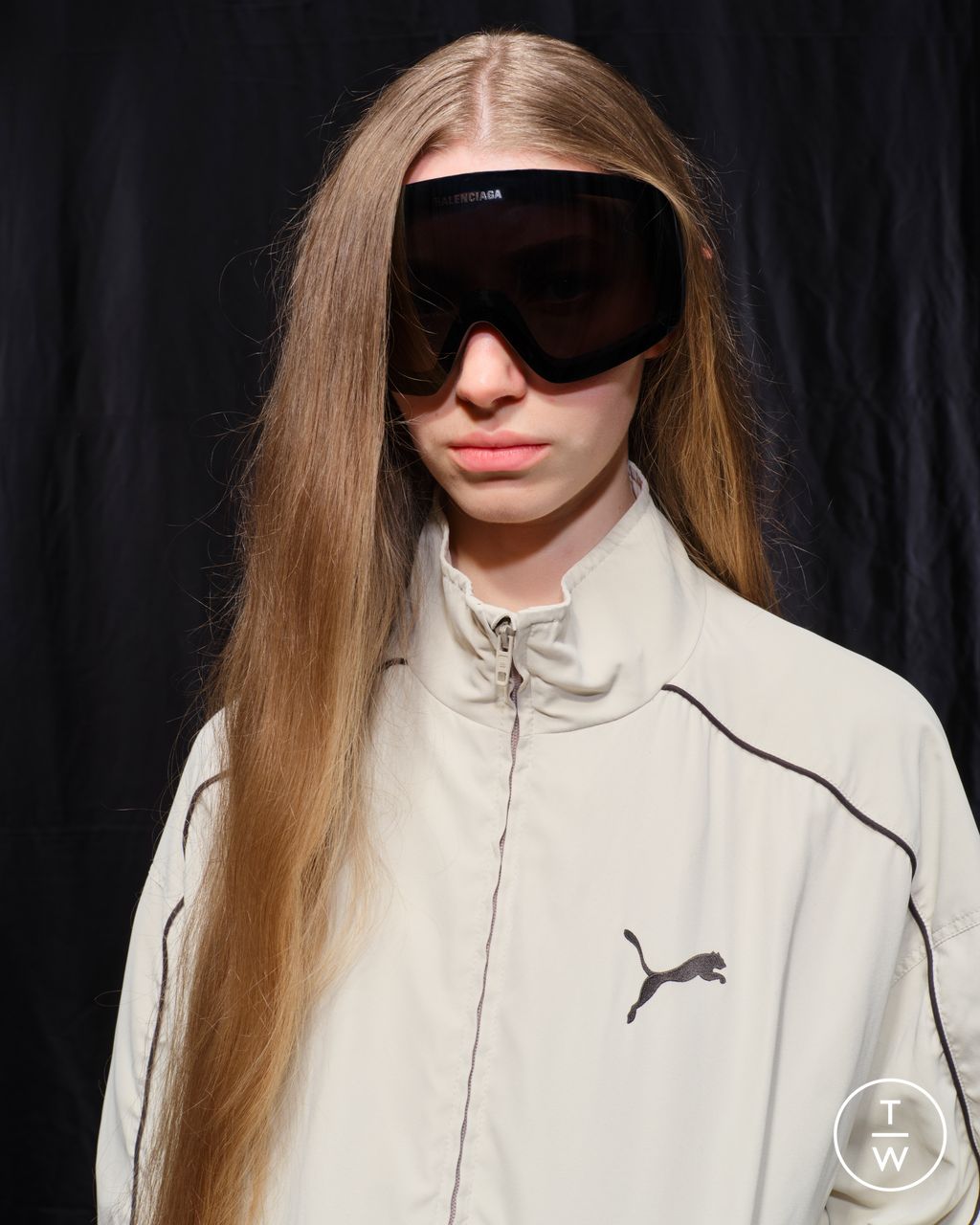 Fashion Week Paris Fall/Winter 2025 look 62 from the Balenciaga collection womenswear accessories