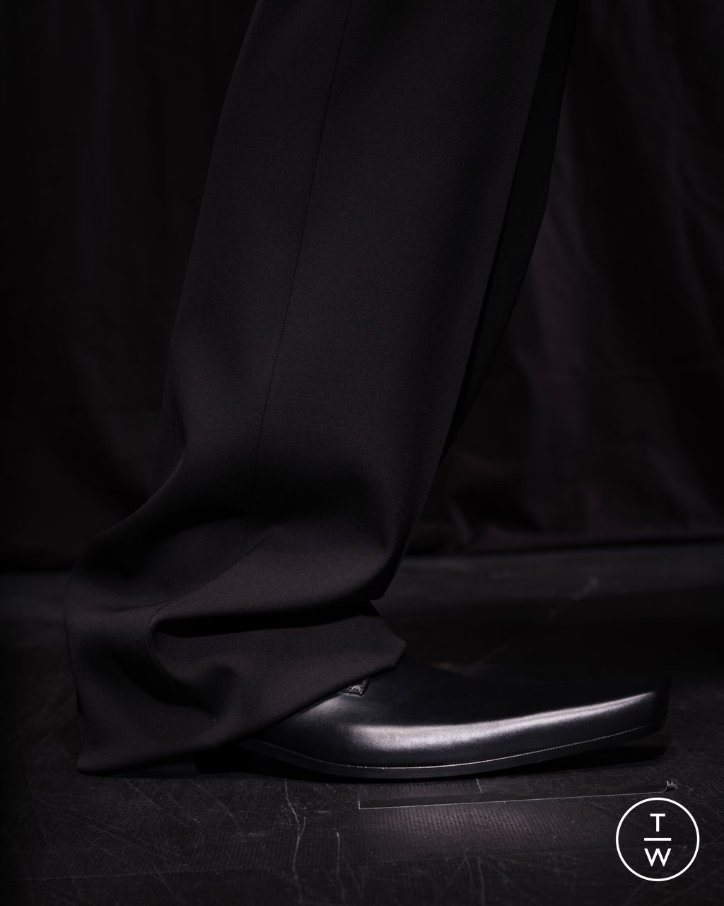 Fashion Week Paris Fall/Winter 2025 look 8 from the Balenciaga collection womenswear accessories