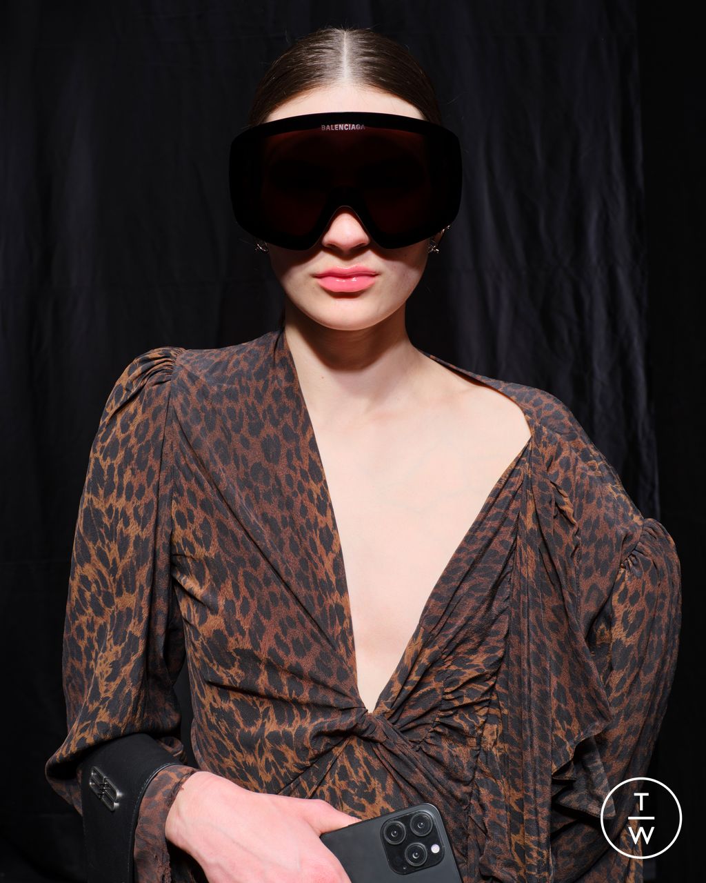 Fashion Week Paris Fall/Winter 2025 look 82 from the Balenciaga collection womenswear accessories