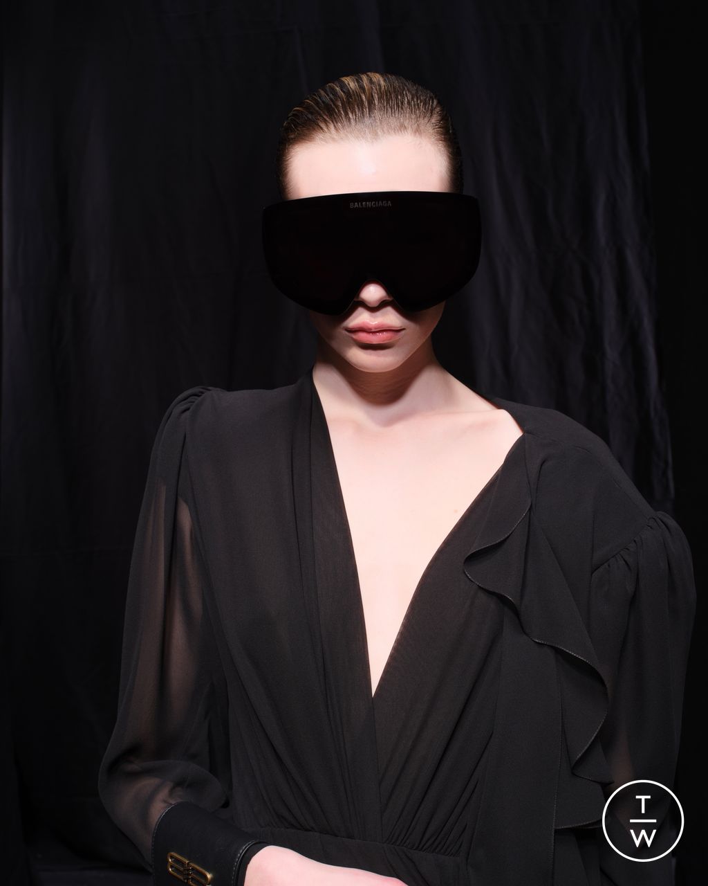 Fashion Week Paris Fall/Winter 2025 look 78 from the Balenciaga collection womenswear accessories