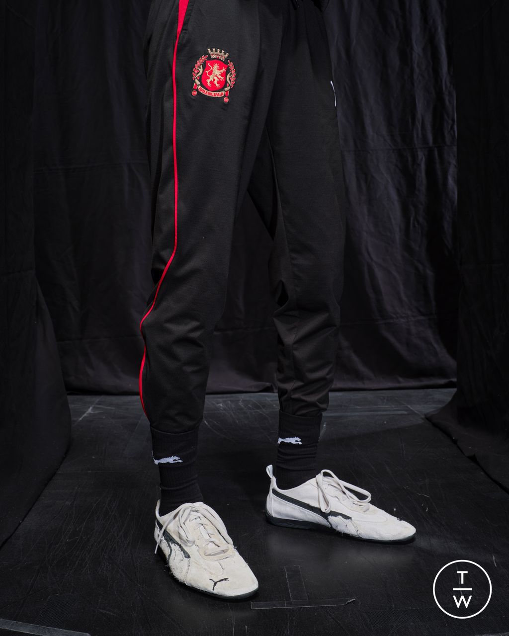 Fashion Week Paris Fall/Winter 2025 look 82 from the Balenciaga collection womenswear accessories