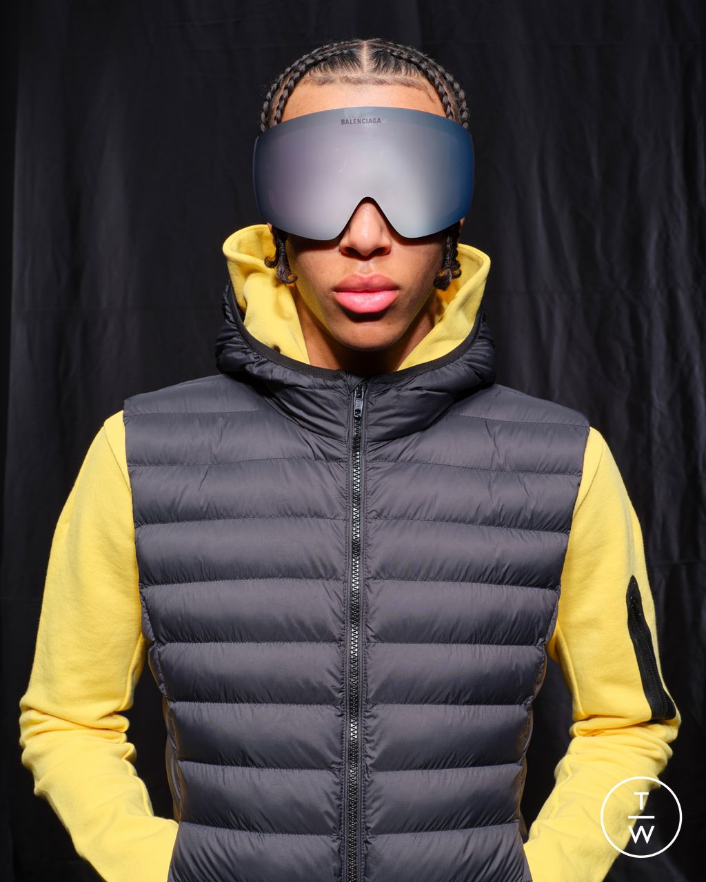 Fashion Week Paris Fall/Winter 2025 look 85 from the Balenciaga collection womenswear accessories