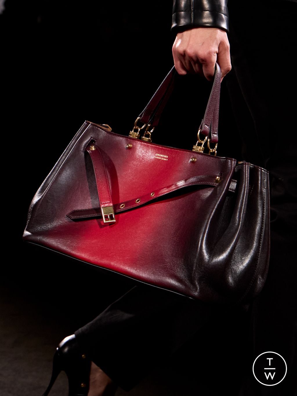 Fashion Week Paris Fall/Winter 2026 look 13 de la collection Balenciaga womenswear accessories