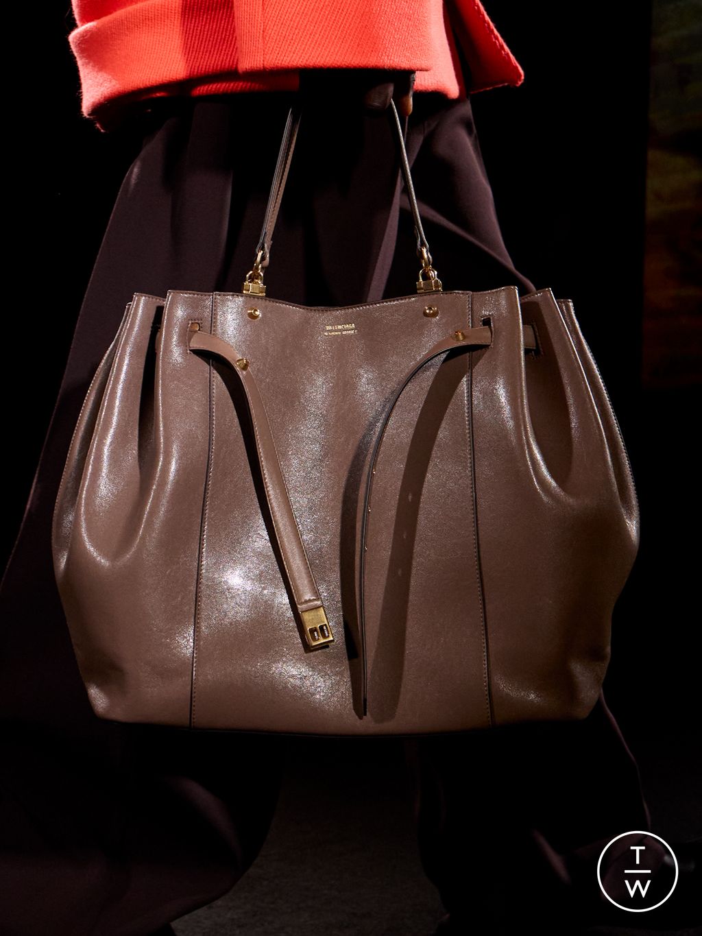 Fashion Week Paris Fall/Winter 2026 look 15 de la collection Balenciaga womenswear accessories