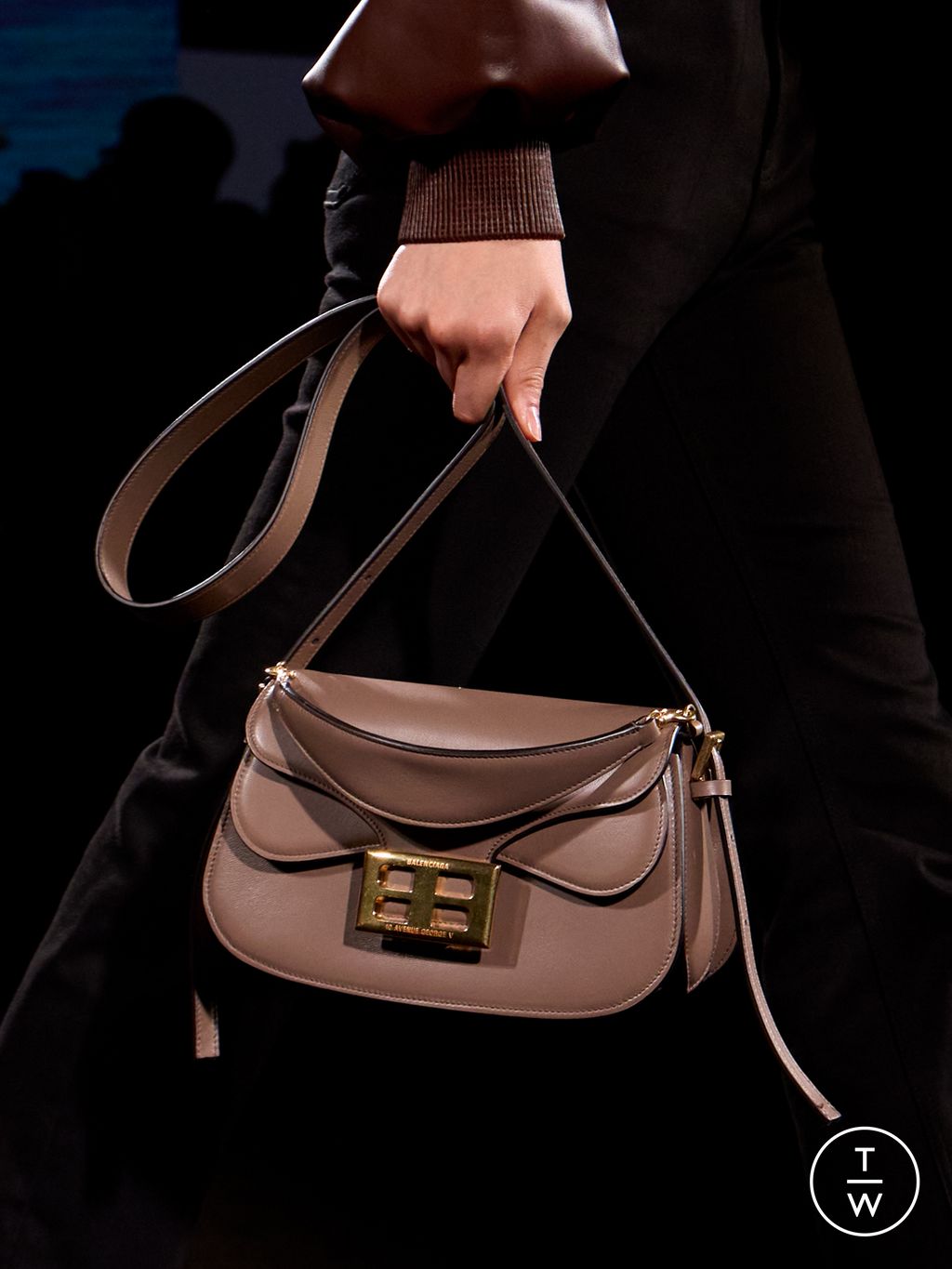 Fashion Week Paris Fall/Winter 2026 look 21 from the Balenciaga collection womenswear accessories