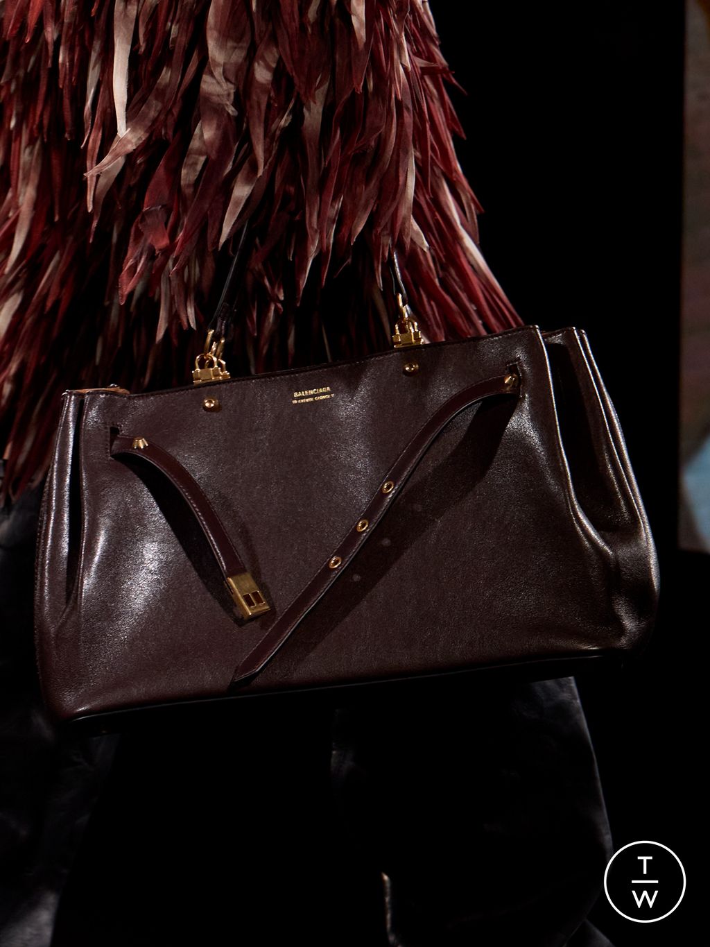 Fashion Week Paris Fall/Winter 2026 look 22 from the Balenciaga collection womenswear accessories