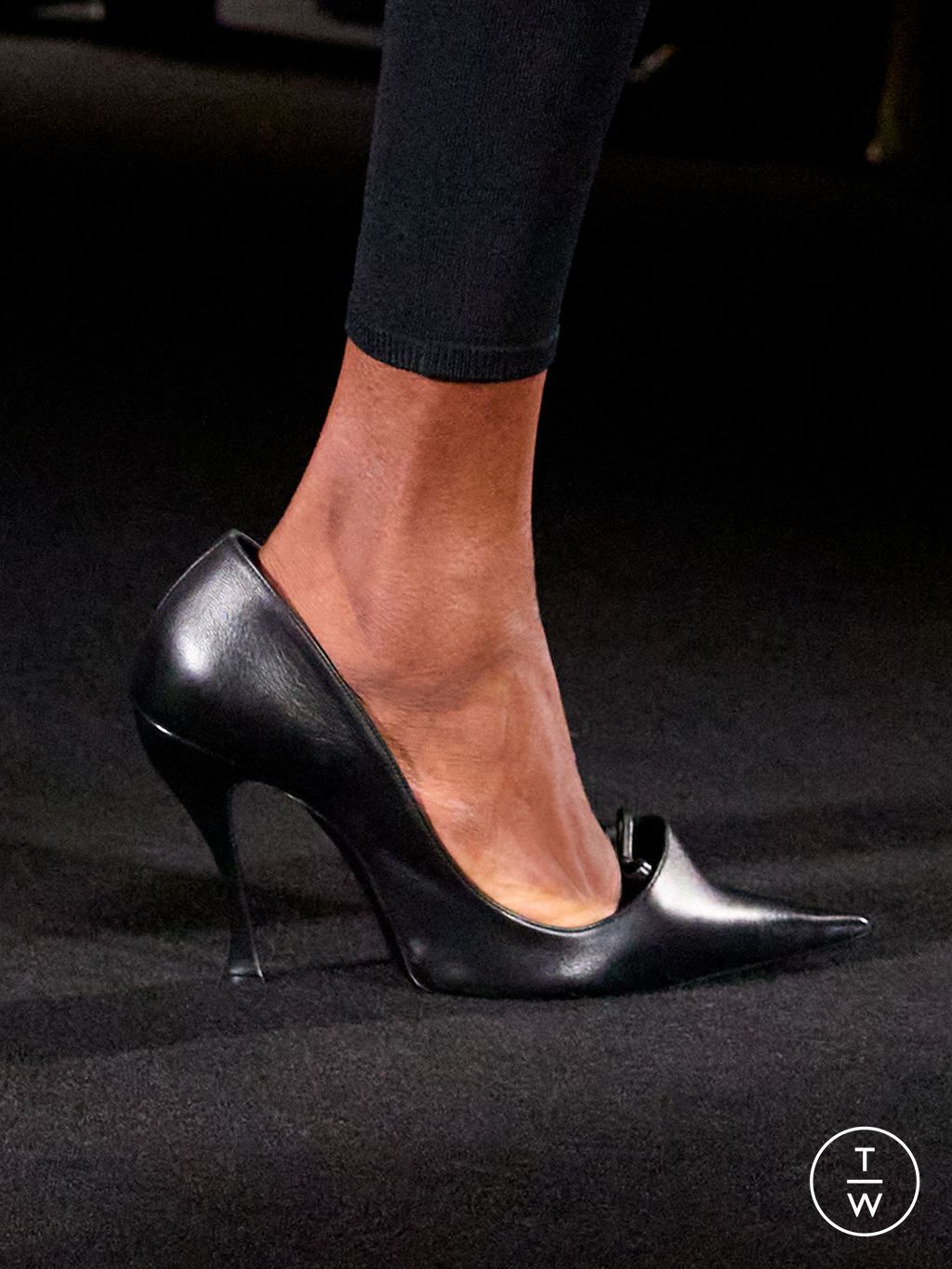 Fashion Week Paris Fall/Winter 2026 look 3 from the Balenciaga collection 女装配饰