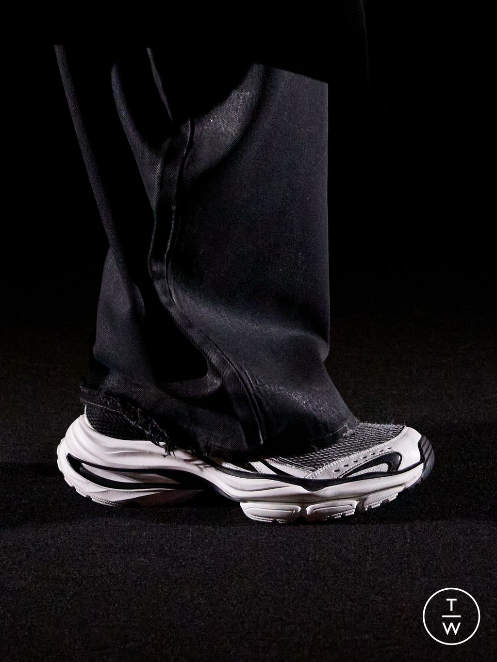 Fashion Week Paris Fall/Winter 2026 look 31 de la collection Balenciaga womenswear accessories