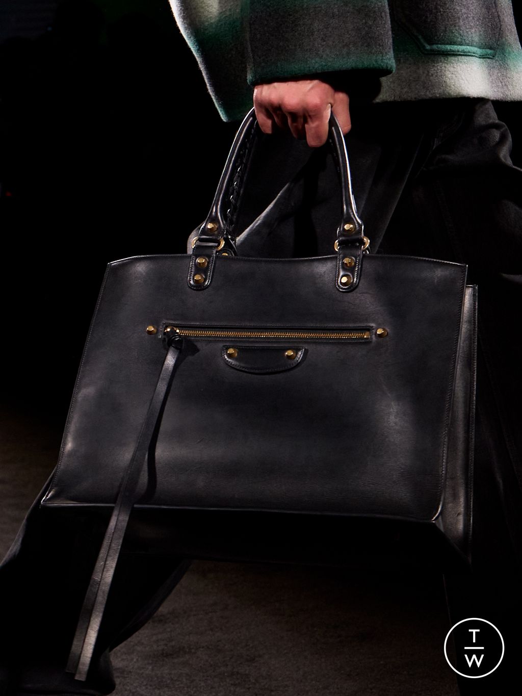 Fashion Week Paris Fall/Winter 2026 look 36 from the Balenciaga collection womenswear accessories