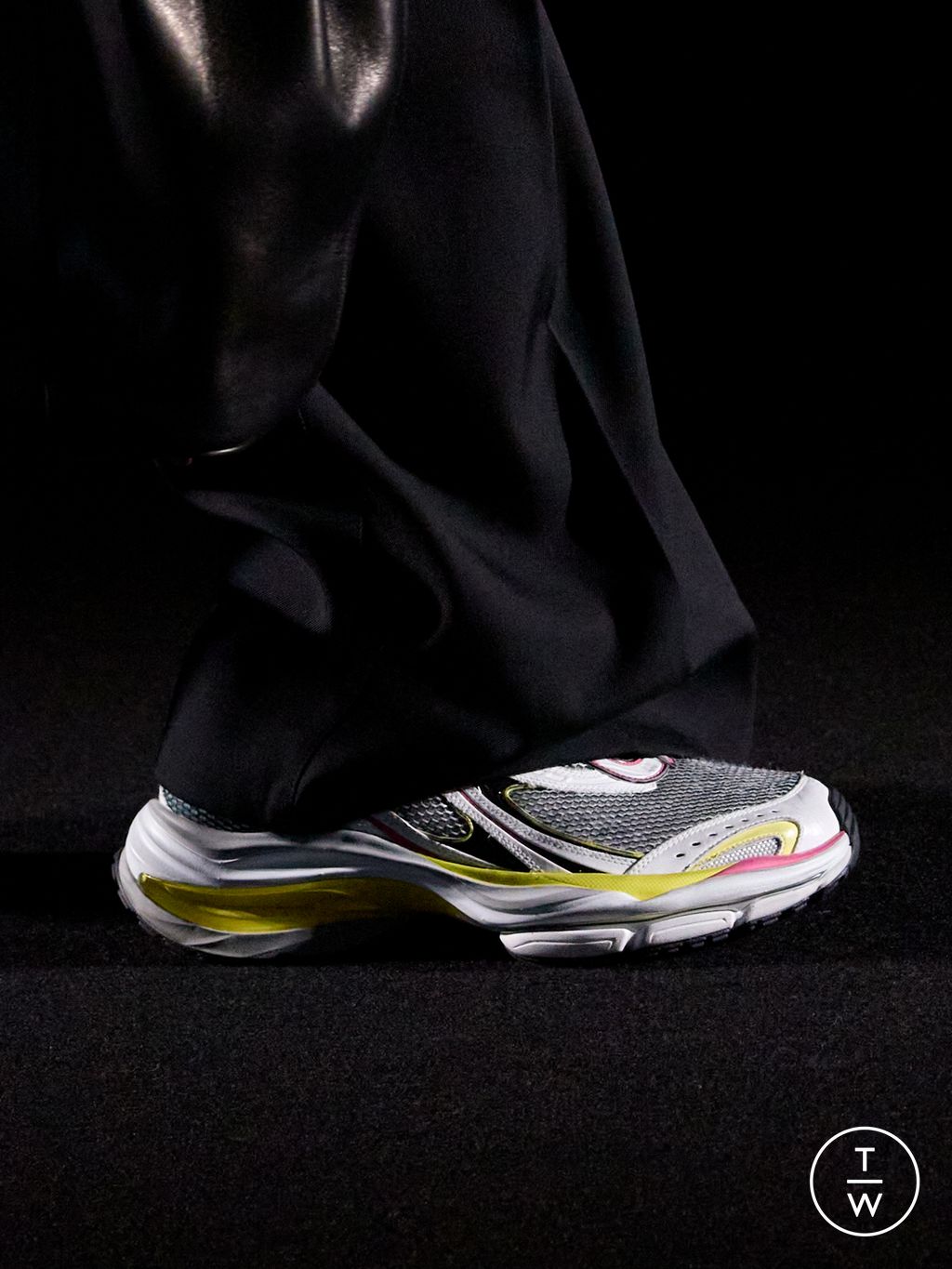 Fashion Week Paris Fall/Winter 2026 look 38 de la collection Balenciaga womenswear accessories