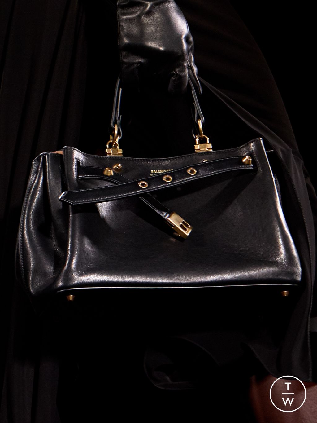 Fashion Week Paris Fall/Winter 2026 look 6 de la collection Balenciaga womenswear accessories