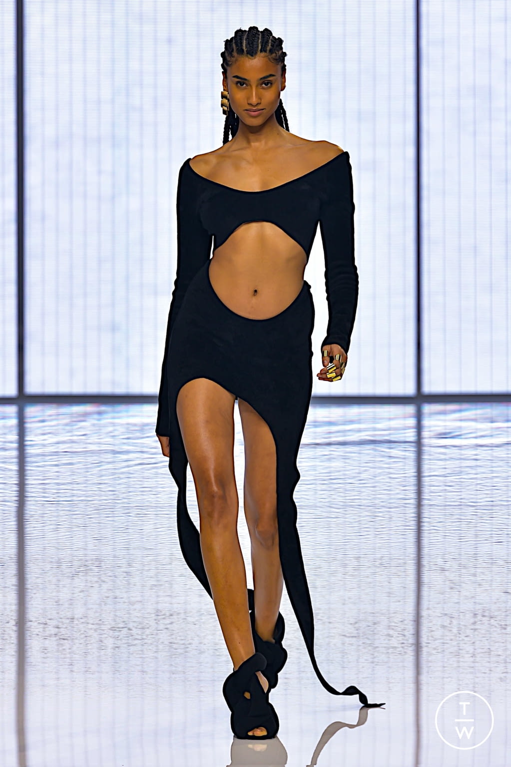 Fashion Week Paris Spring/Summer 2022 look 1 from the Balmain collection womenswear