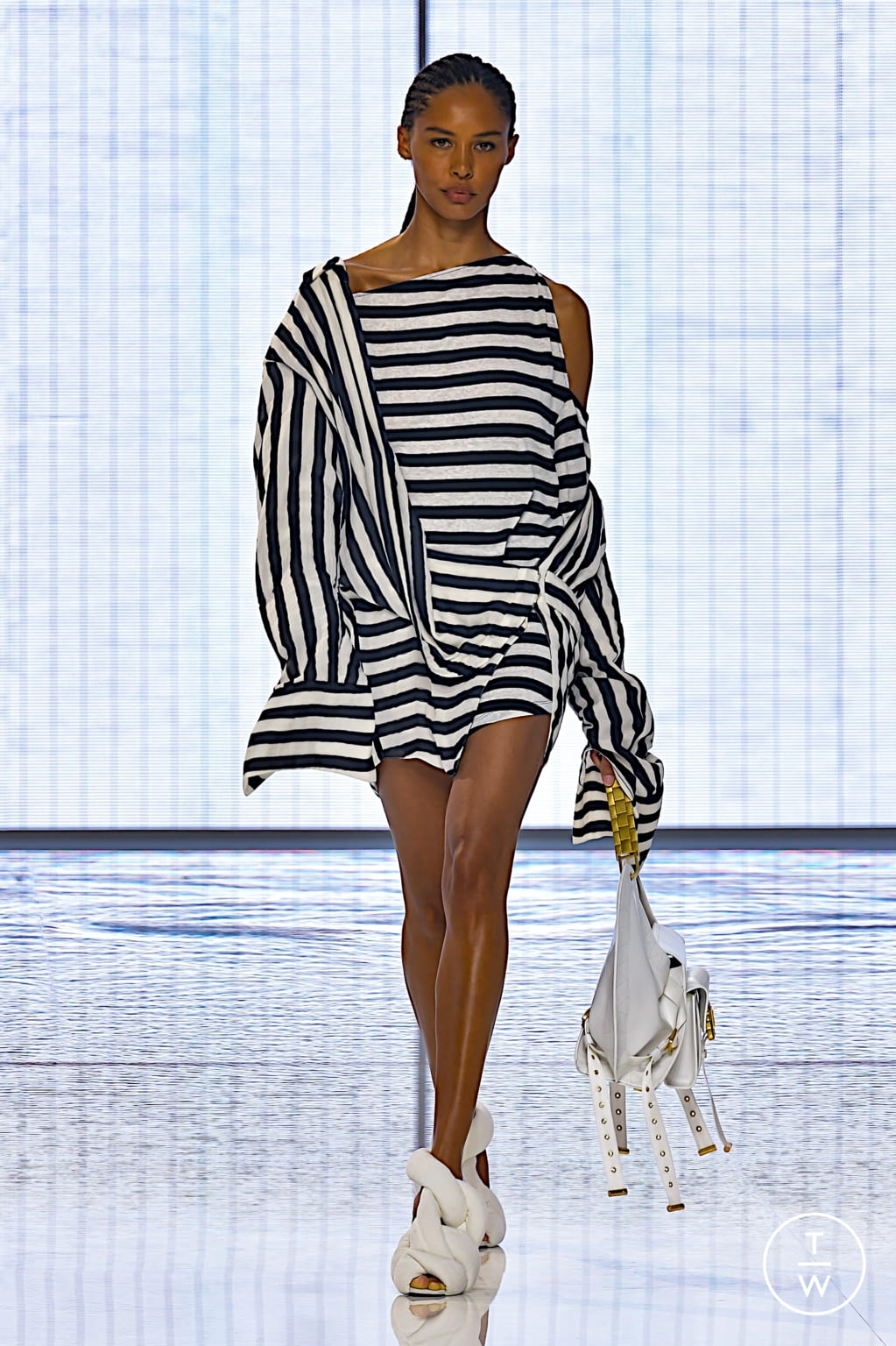 Fashion Week Paris Spring/Summer 2022 look 29 from the Balmain collection womenswear