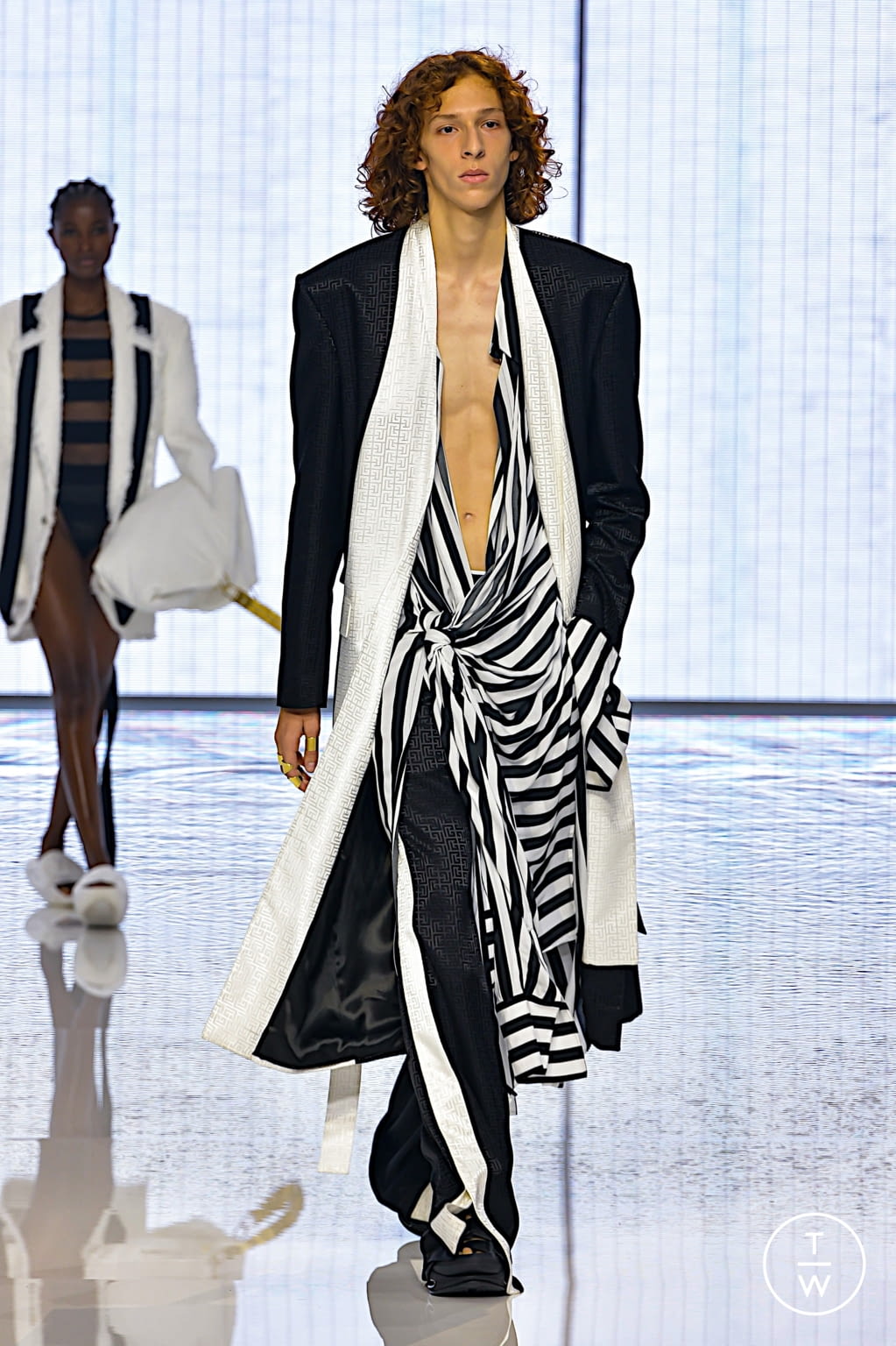 Fashion Week Paris Spring/Summer 2022 look 32 from the Balmain collection 女装