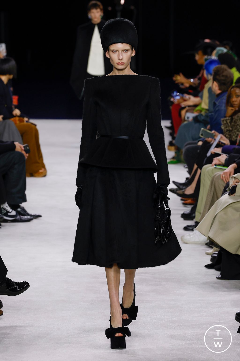 Fashion Week Paris Fall/Winter 2023 look 2 de la collection Balmain womenswear