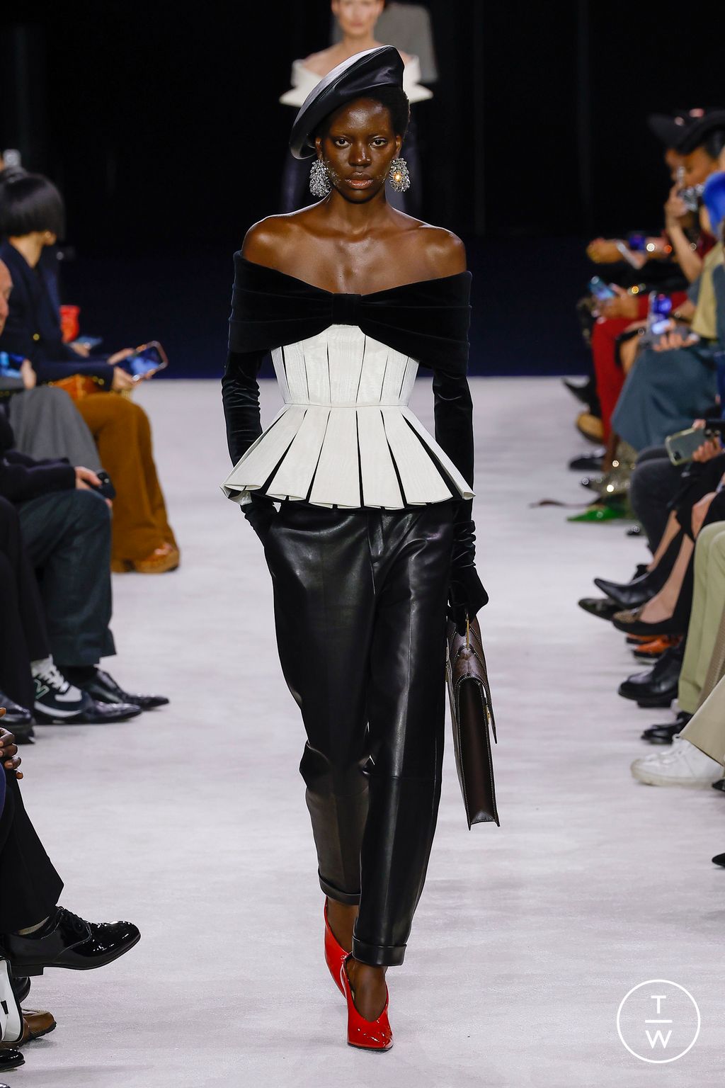 Fashion Week Paris Fall/Winter 2023 look 7 from the Balmain collection womenswear