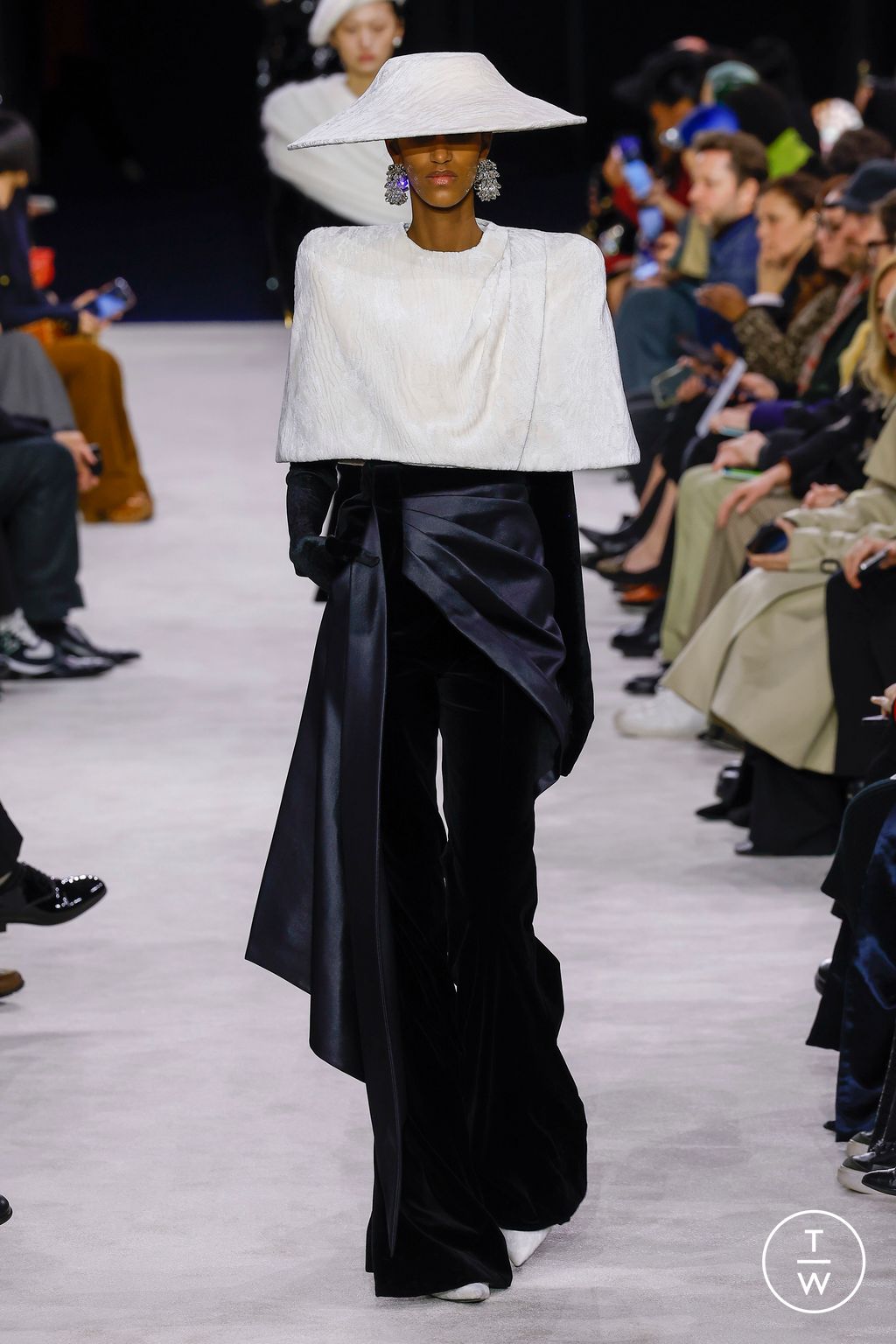 Fashion Week Paris Fall/Winter 2023 look 9 from the Balmain collection 女装