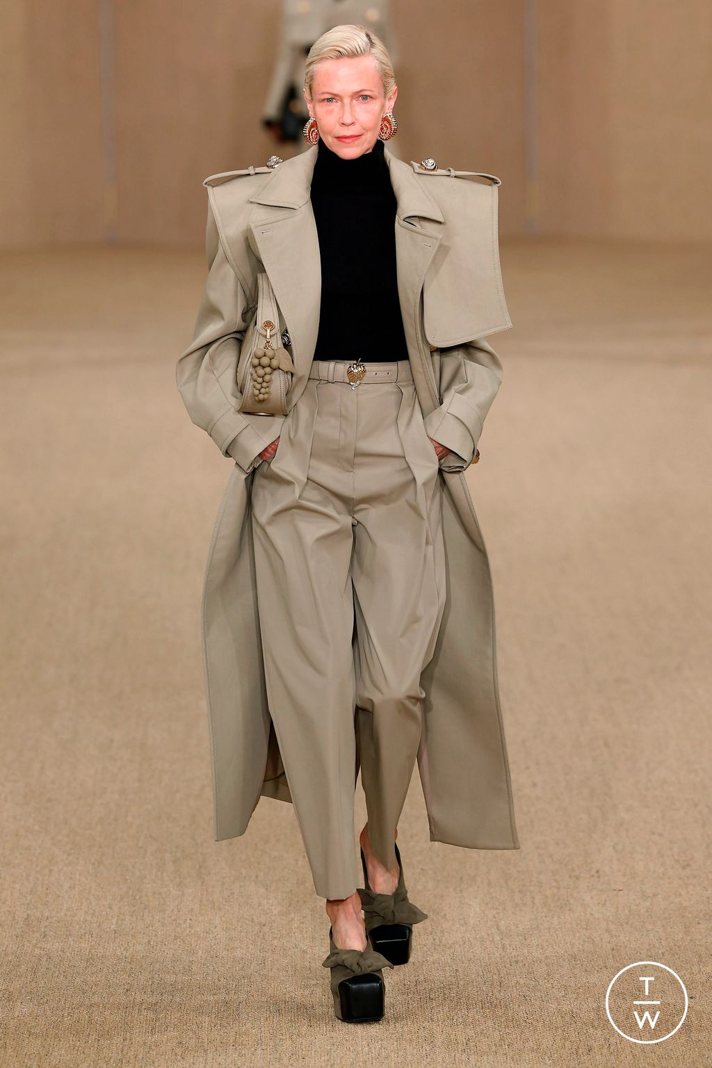 Fashion Week Paris Fall/Winter 2024 look 1 from the Balmain collection 女装