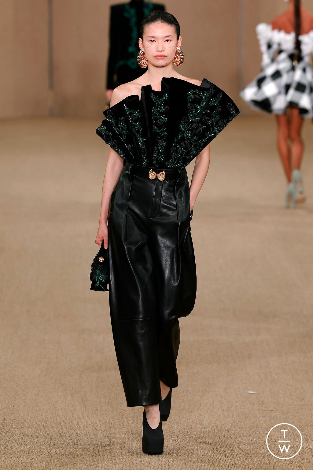 Fashion Week Paris Fall/Winter 2024 look 49 from the Balmain collection 女装
