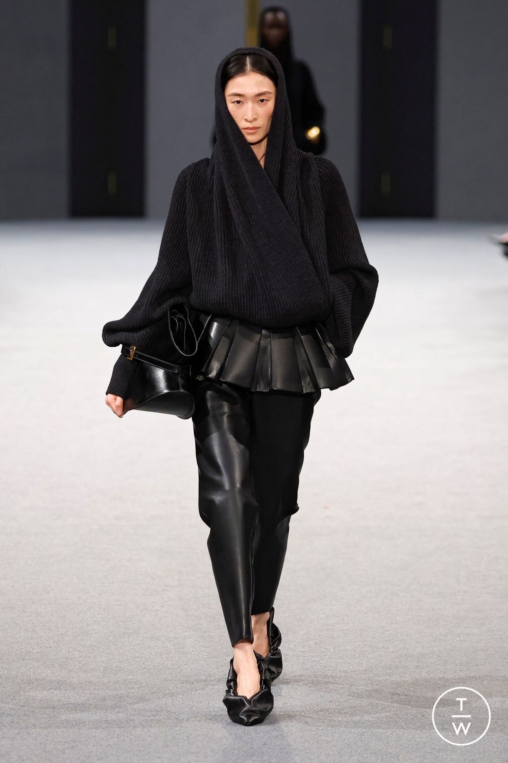 Fashion Week Paris Fall/Winter 2025 look 1 from the Balmain collection womenswear