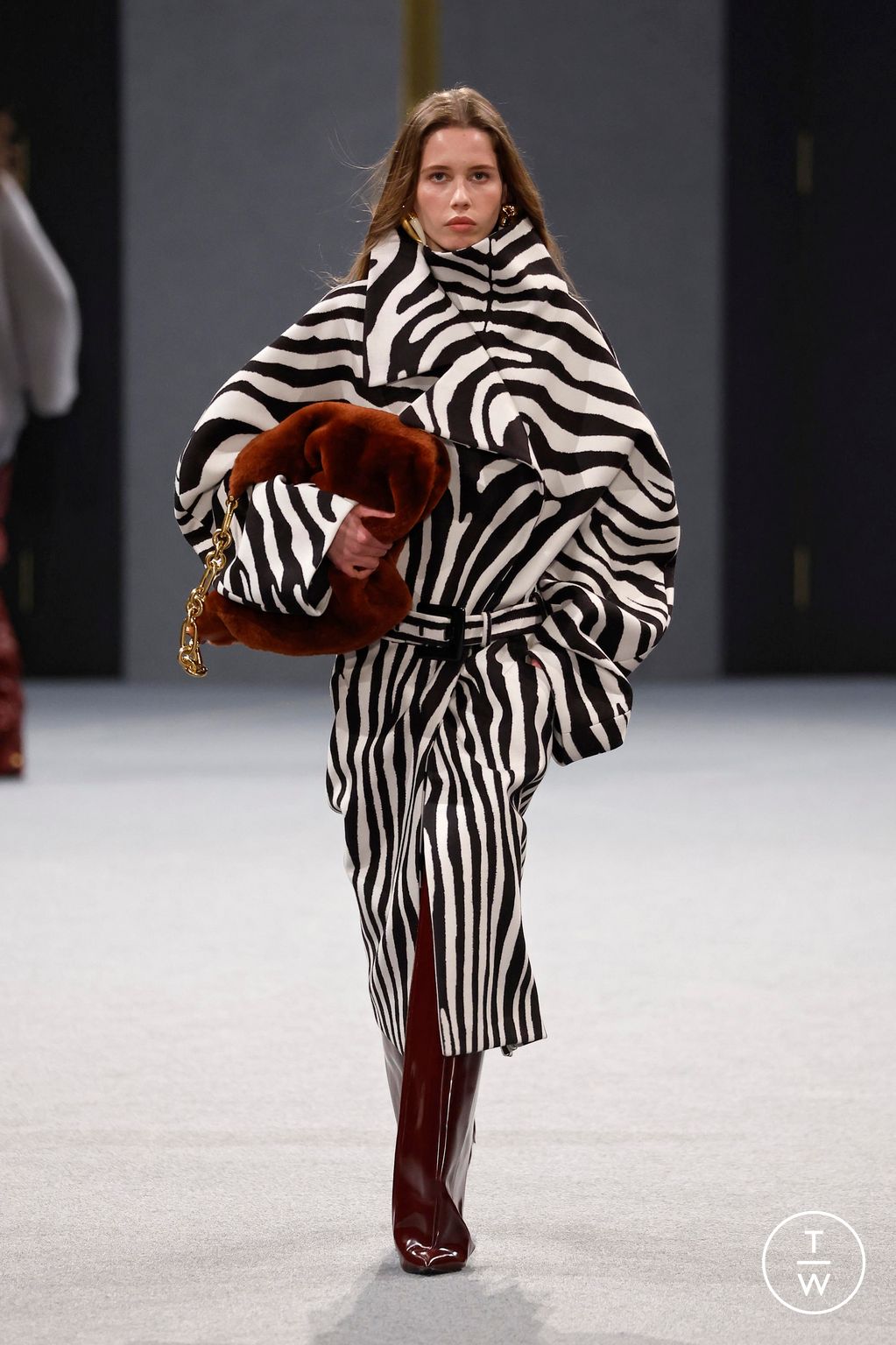 Fashion Week Paris Fall/Winter 2025 look 20 from the Balmain collection womenswear