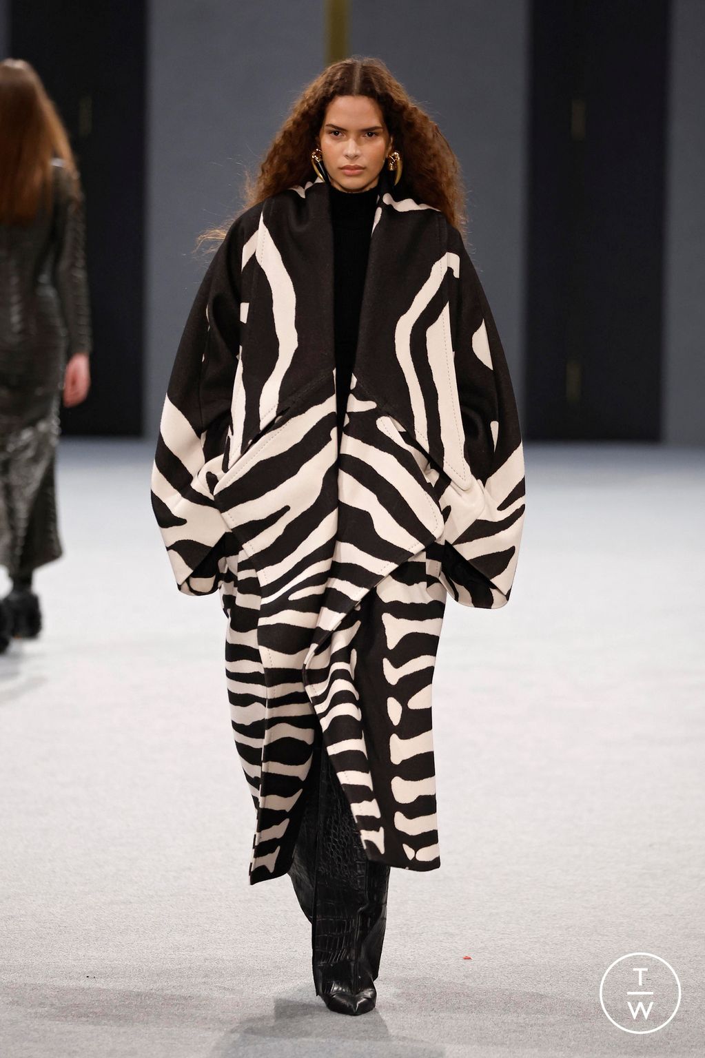 Fashion Week Paris Fall/Winter 2025 look 32 from the Balmain collection womenswear