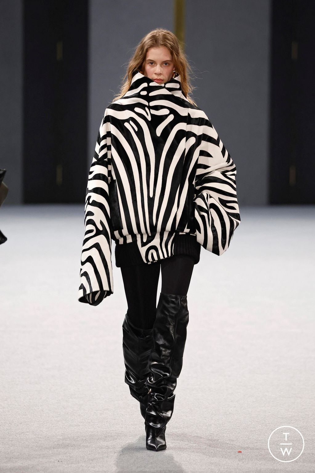 Fashion Week Paris Fall/Winter 2025 look 35 from the Balmain collection womenswear