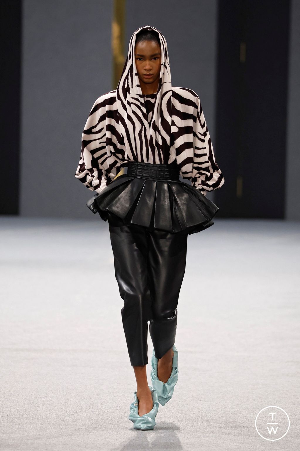 Fashion Week Paris Fall/Winter 2025 look 40 from the Balmain collection womenswear