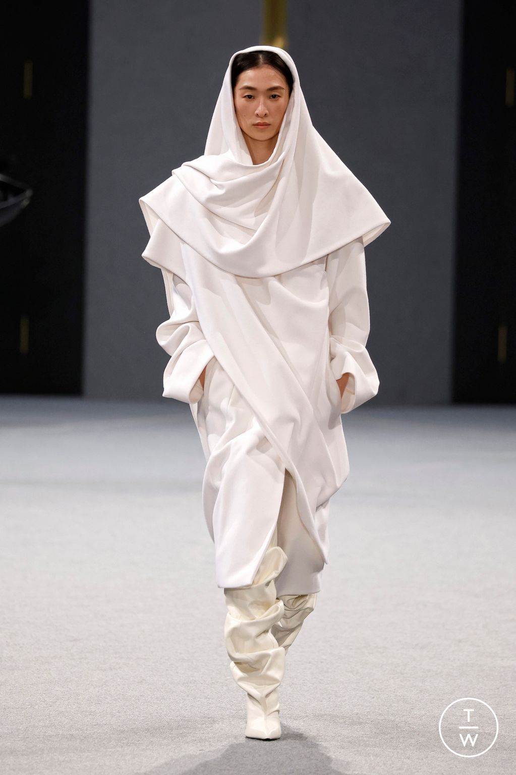 Fashion Week Paris Fall/Winter 2025 look 42 from the Balmain collection womenswear