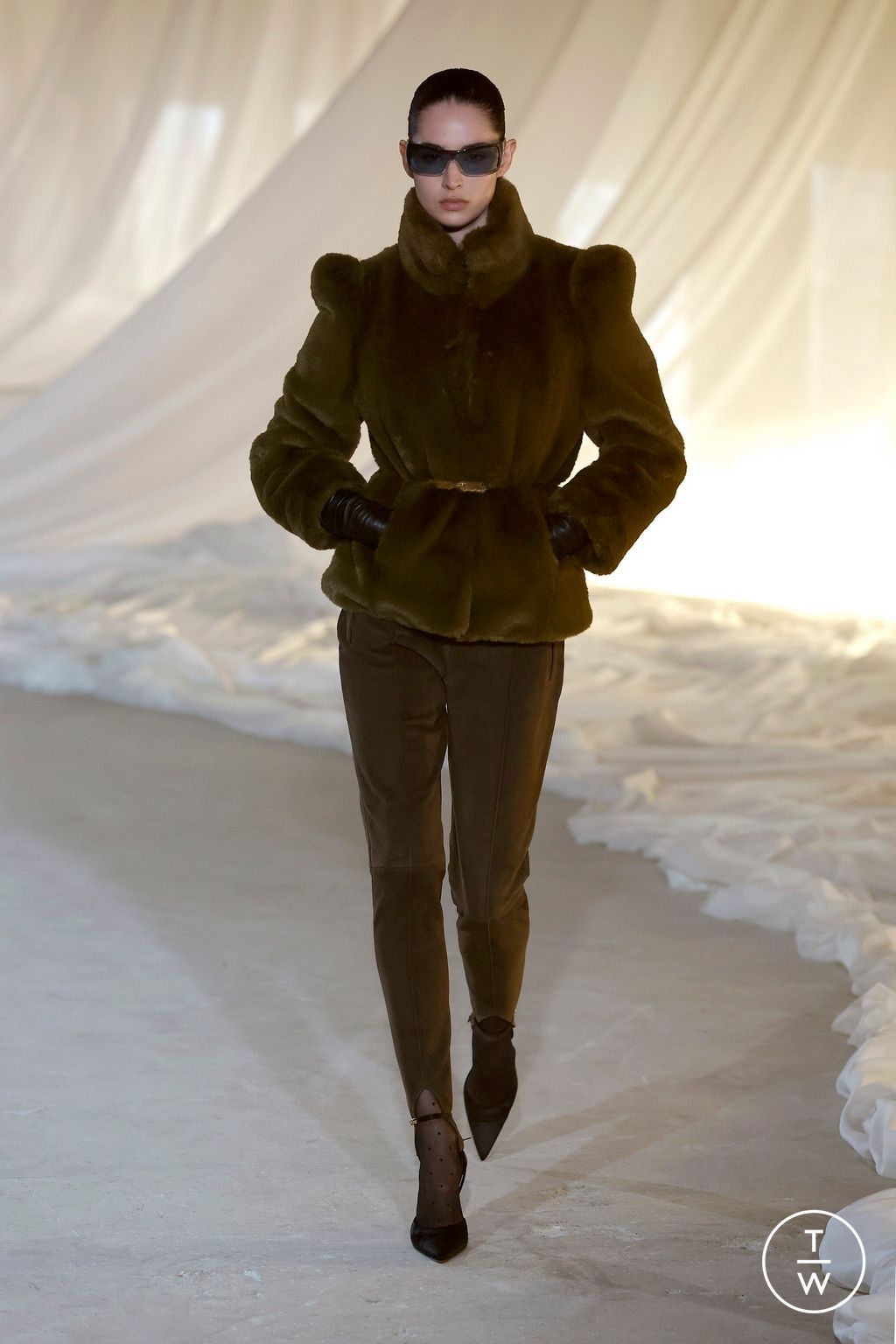 Fashion Week Paris Fall/Winter 2026 look 27 from the Balmain collection womenswear